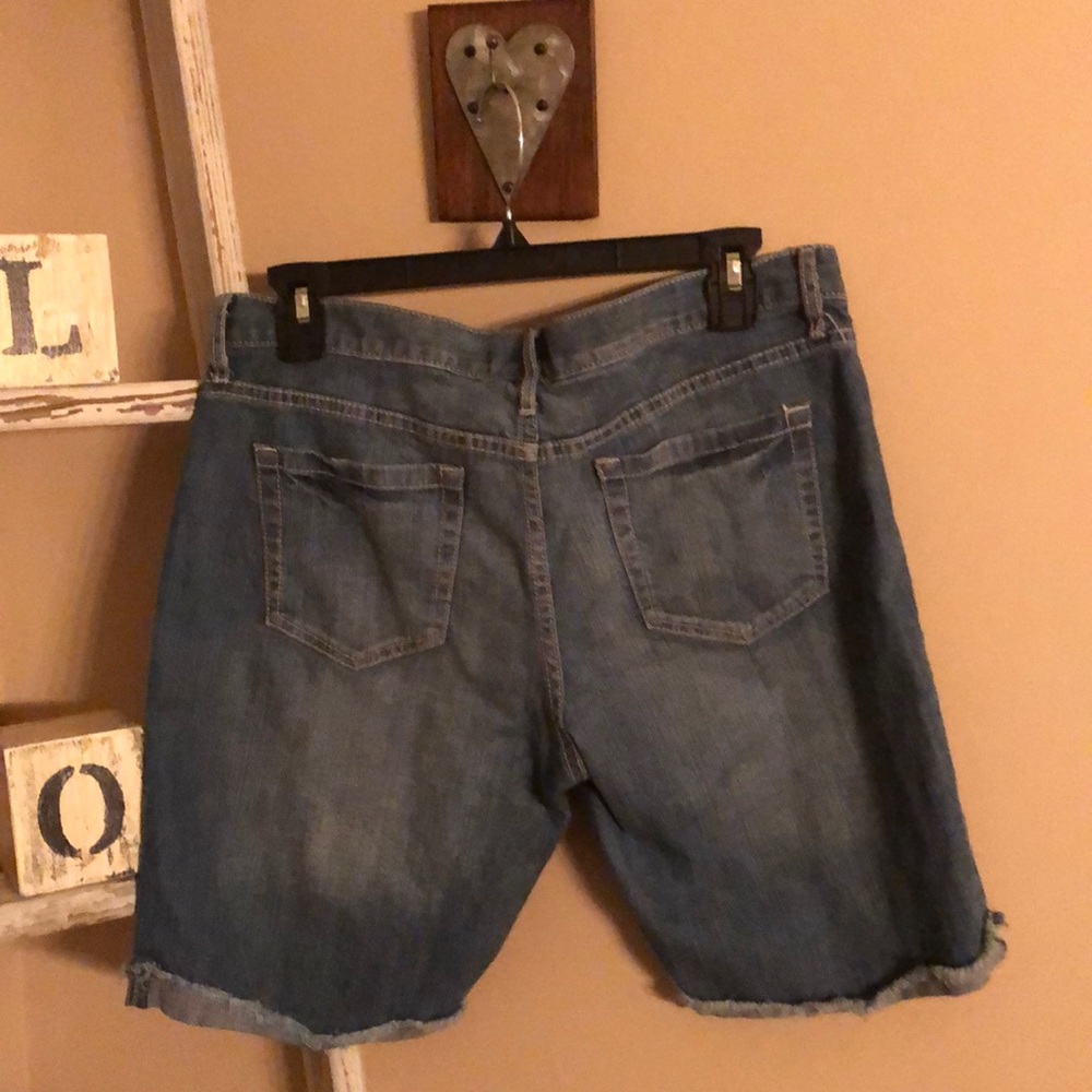 Shorts - Picture 3 of 5
